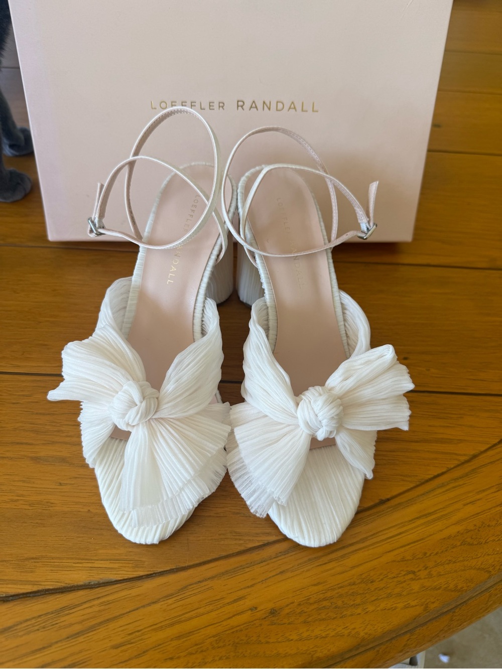 LOEFFLER RANDALL CAMELLIA–PLFV/PEARL/8.5
Camellia pleated bow heel